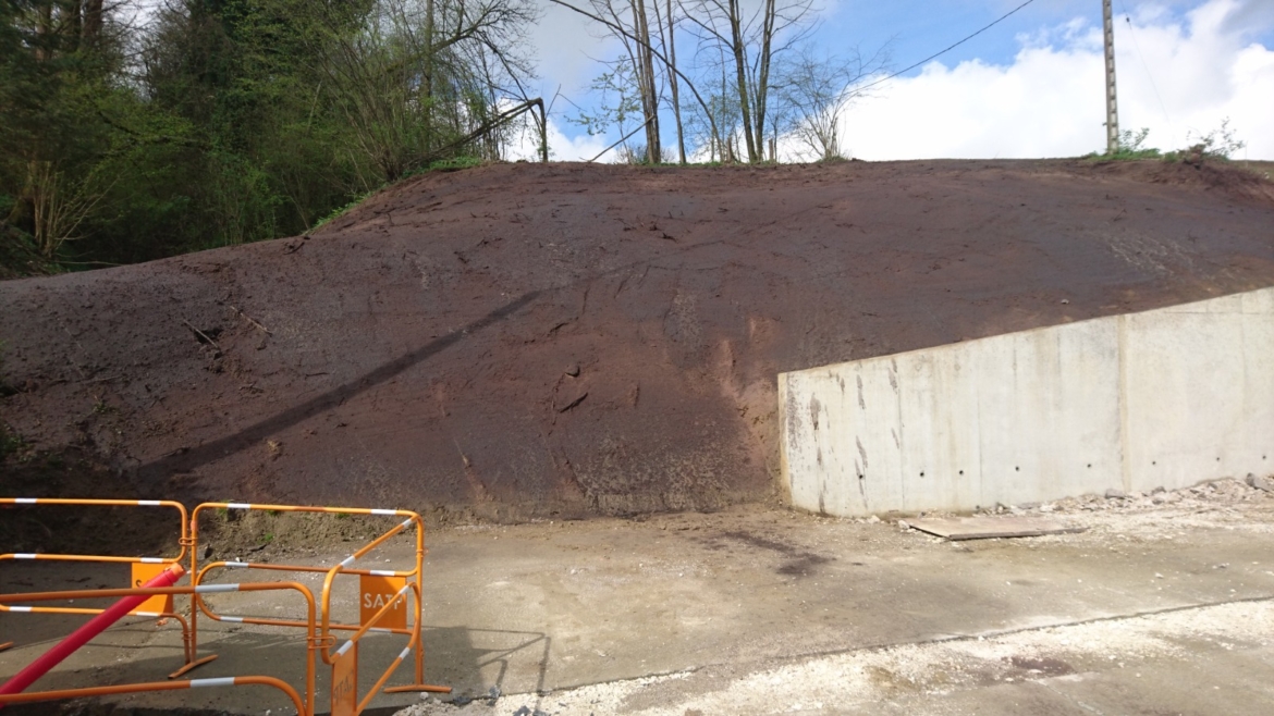 Aplikim i shtresës së dheut me metodën e spërkatjes